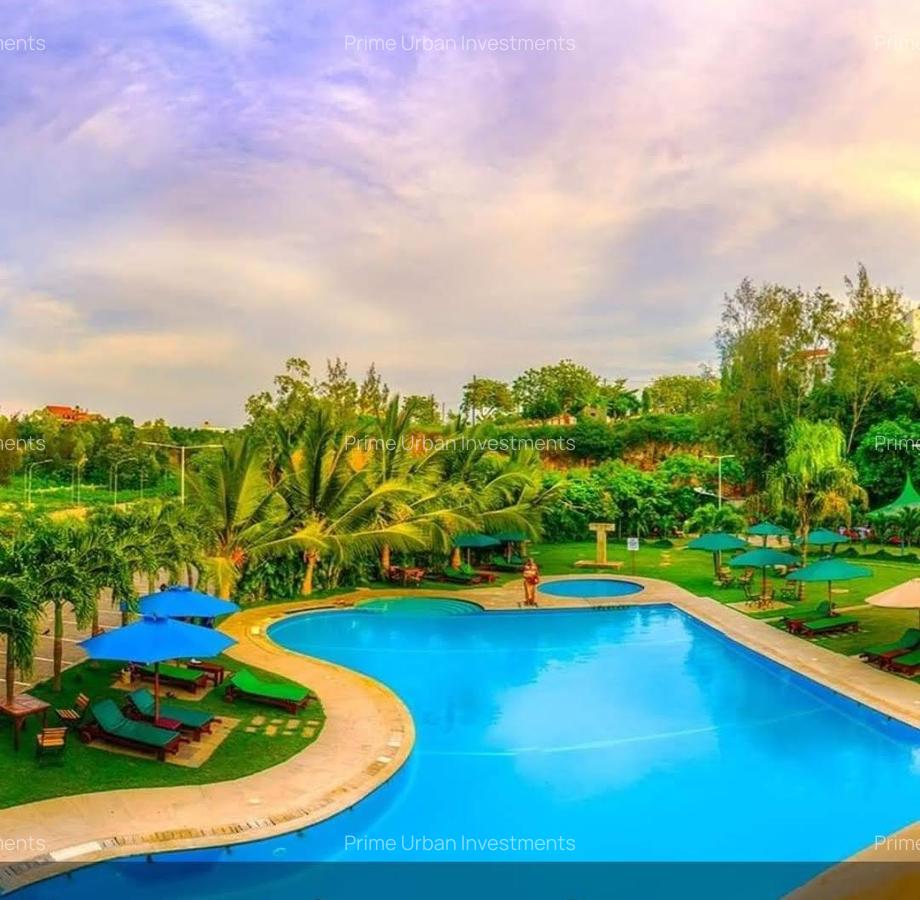 Serviced 1 Bed Apartment with En Suite at Sunset Paradise - 13