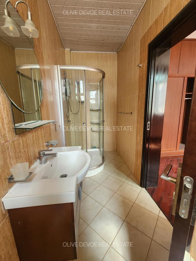 5 Bed Townhouse with En Suite in Lavington - 16