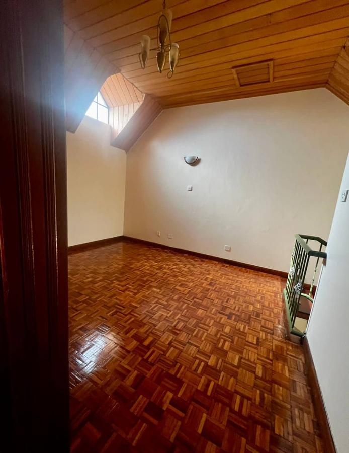 5 Bed House with En Suite in Lavington - 9