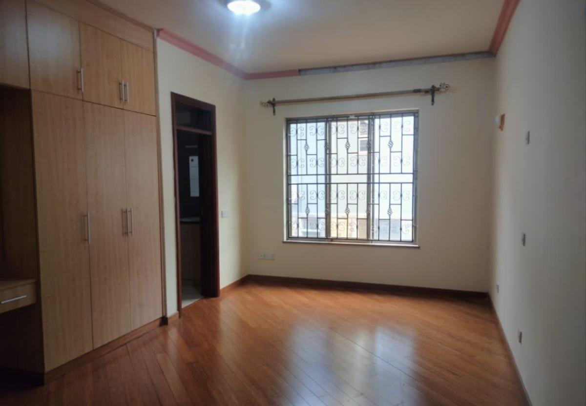 4 Bed Townhouse with En Suite in General Mathenge - 12