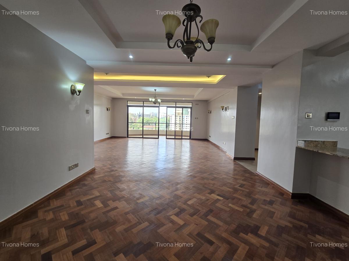 4 Bed Apartment with Swimming Pool in Riverside - 7