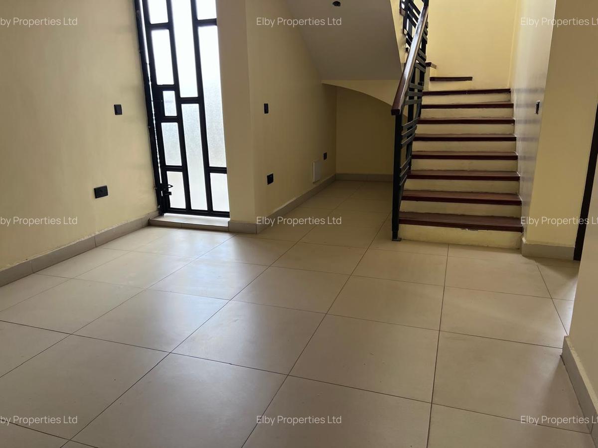 4 Bed House with En Suite in Membley - 8