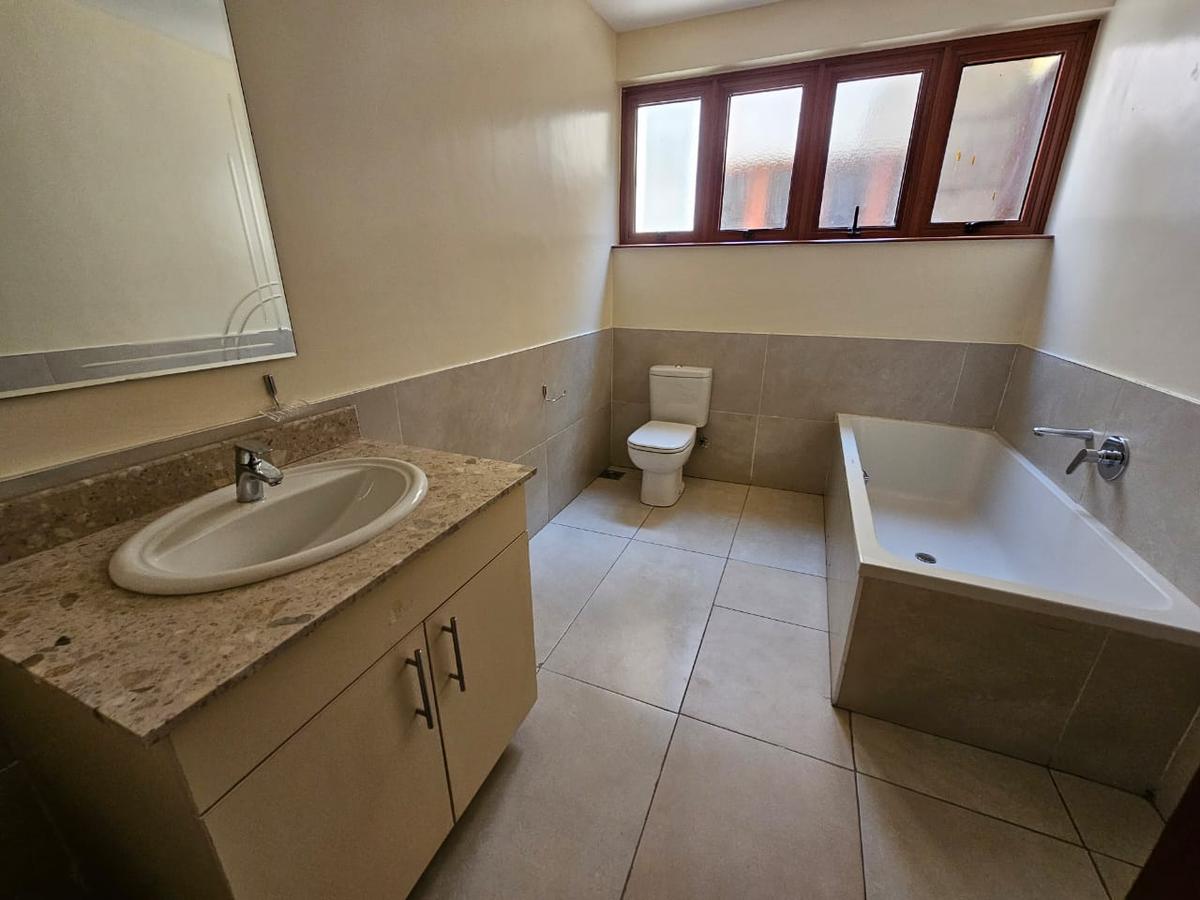 6 Bed House with En Suite in Lavington - 9