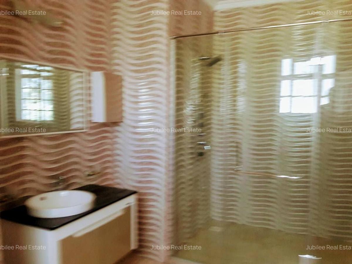 7 Bed House with En Suite in Runda - 16