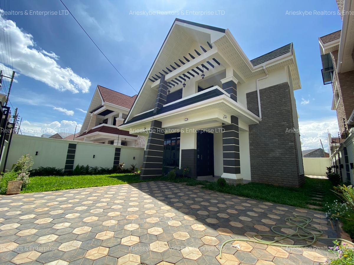 4 Bed House with En Suite in Membley - 1