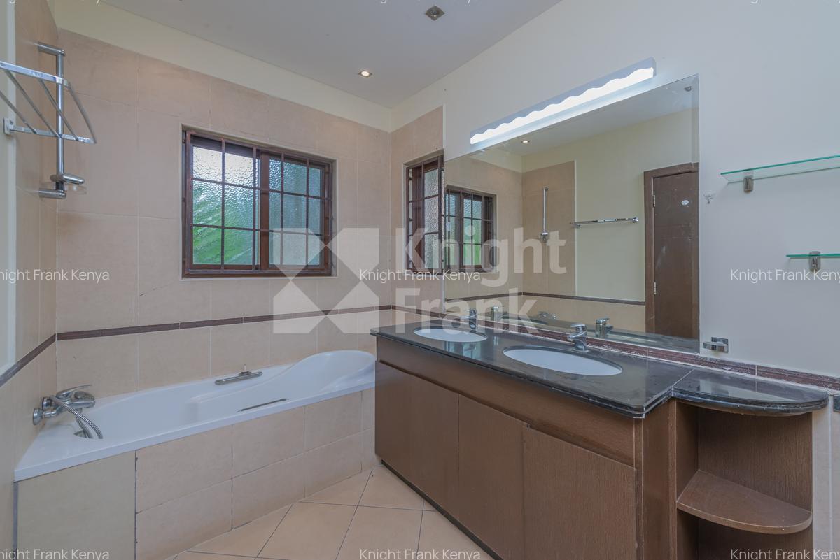 4 Bed Apartment with En Suite at Riverside Drive - 8