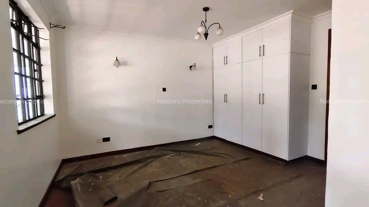 5 Bed House with En Suite in Ridgeways - 11