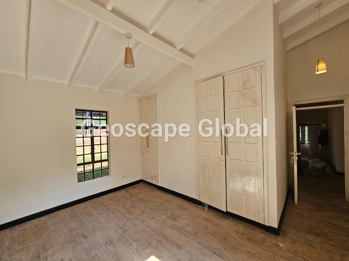 4 Bed House with En Suite in Rosslyn - 10