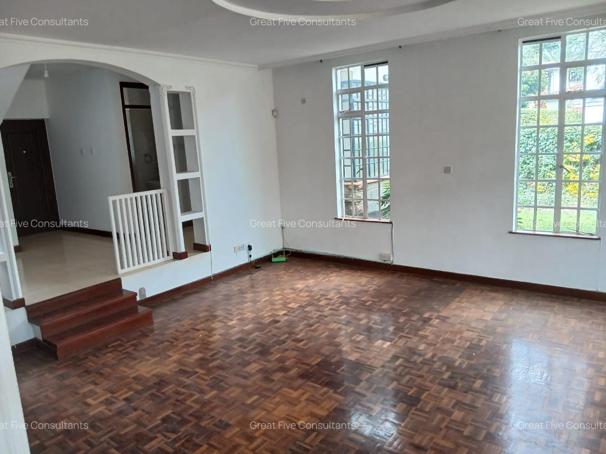 4 Bed Villa with En Suite in Redhill - 5