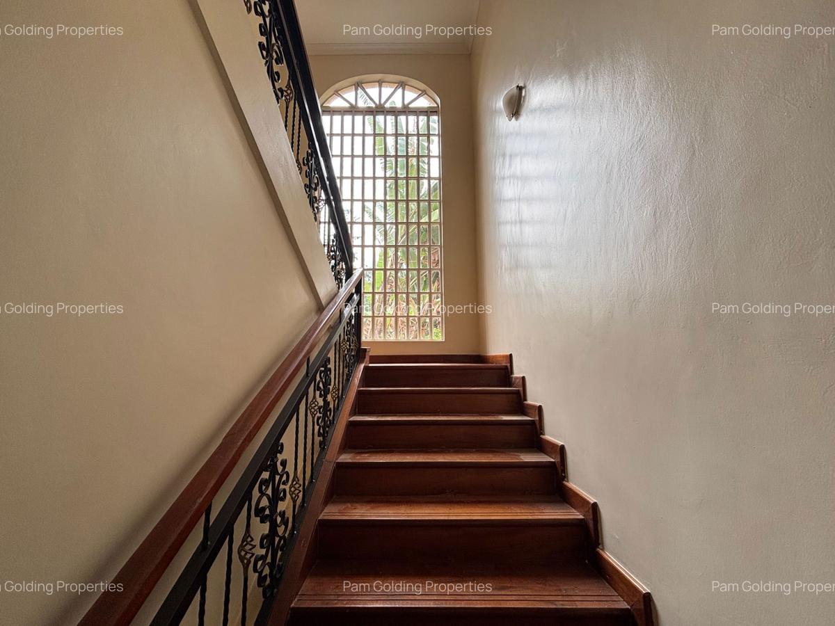 4 Bed House with En Suite in Rosslyn - 8