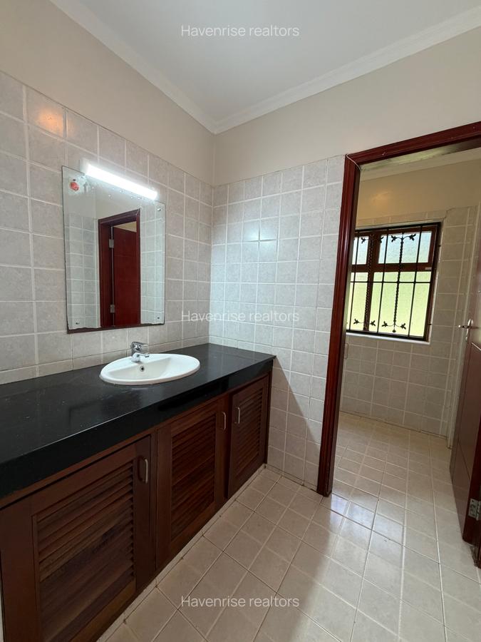 5 Bed Villa with Swimming Pool in Runda - 10