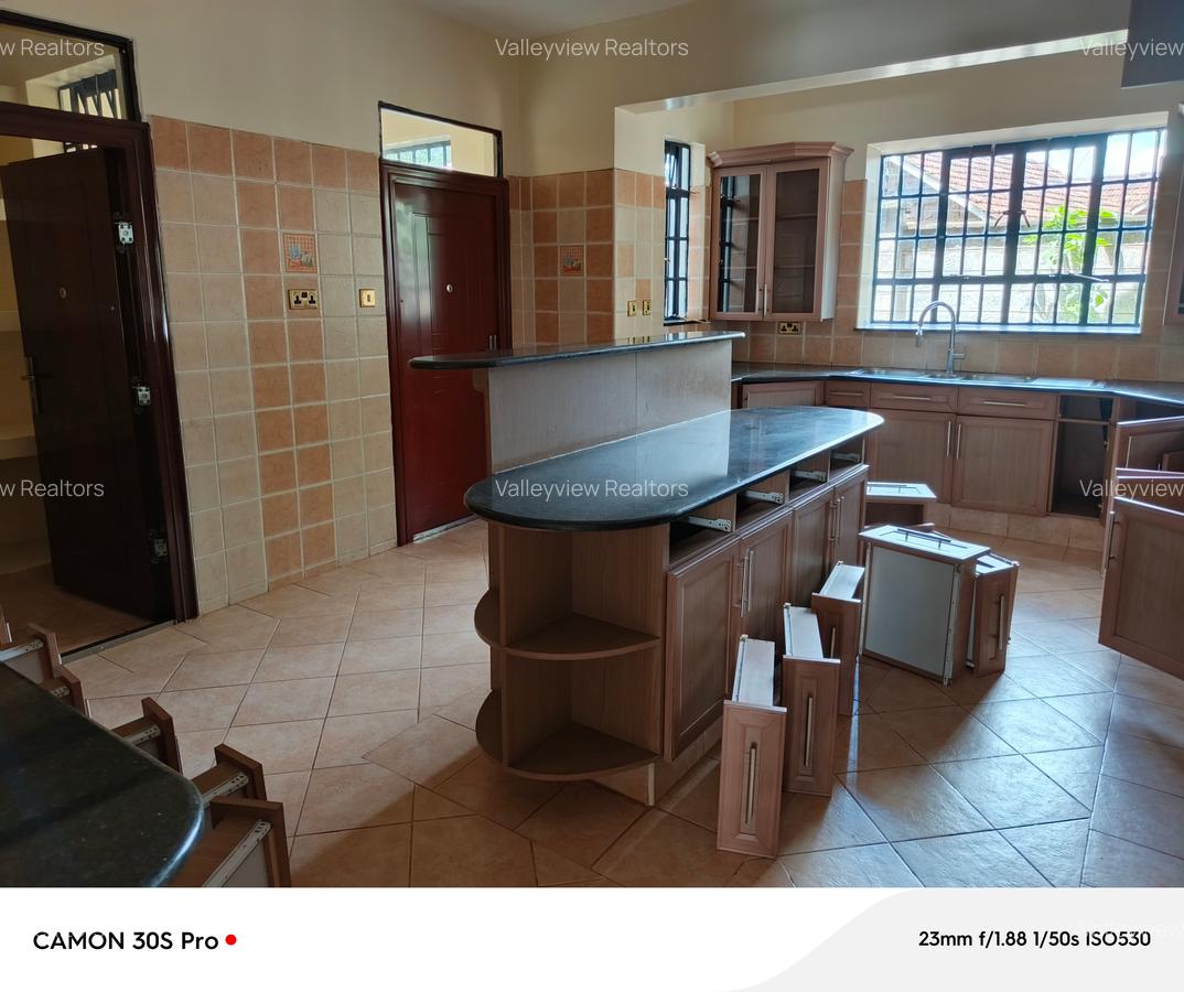 5 Bed Townhouse with En Suite at Lavington - 20