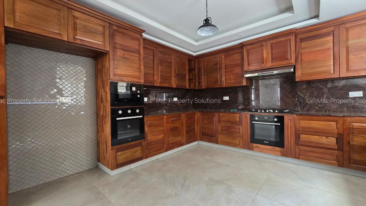 5 Bed Townhouse with En Suite in Lavington - 5