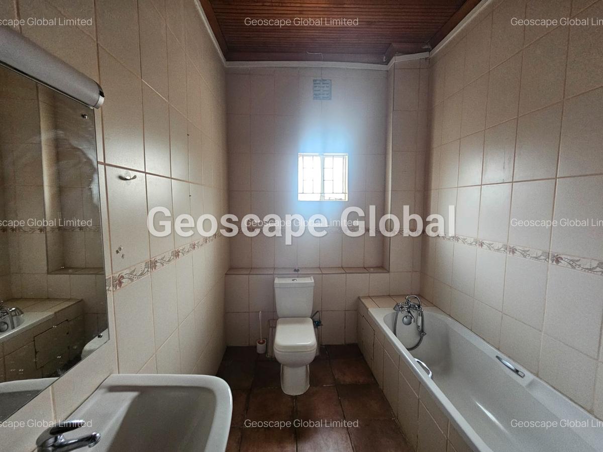 4 Bed House with En Suite in Rosslyn - 9