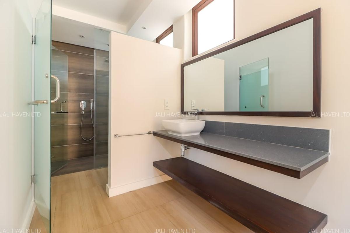 4 Bed Villa with En Suite in Lavington - 12