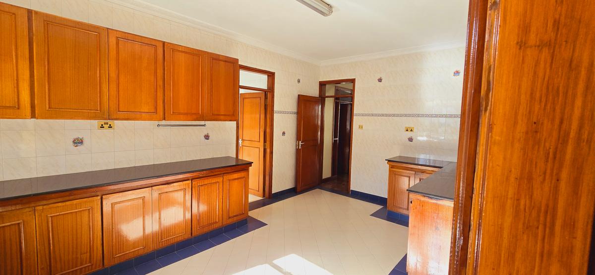 4 Bed Apartment with En Suite at Riverside Drive - 17