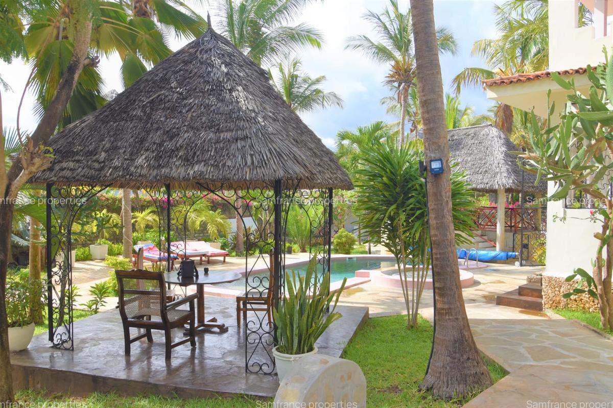 5 Bed Villa with En Suite at Jacaranda Road - 6