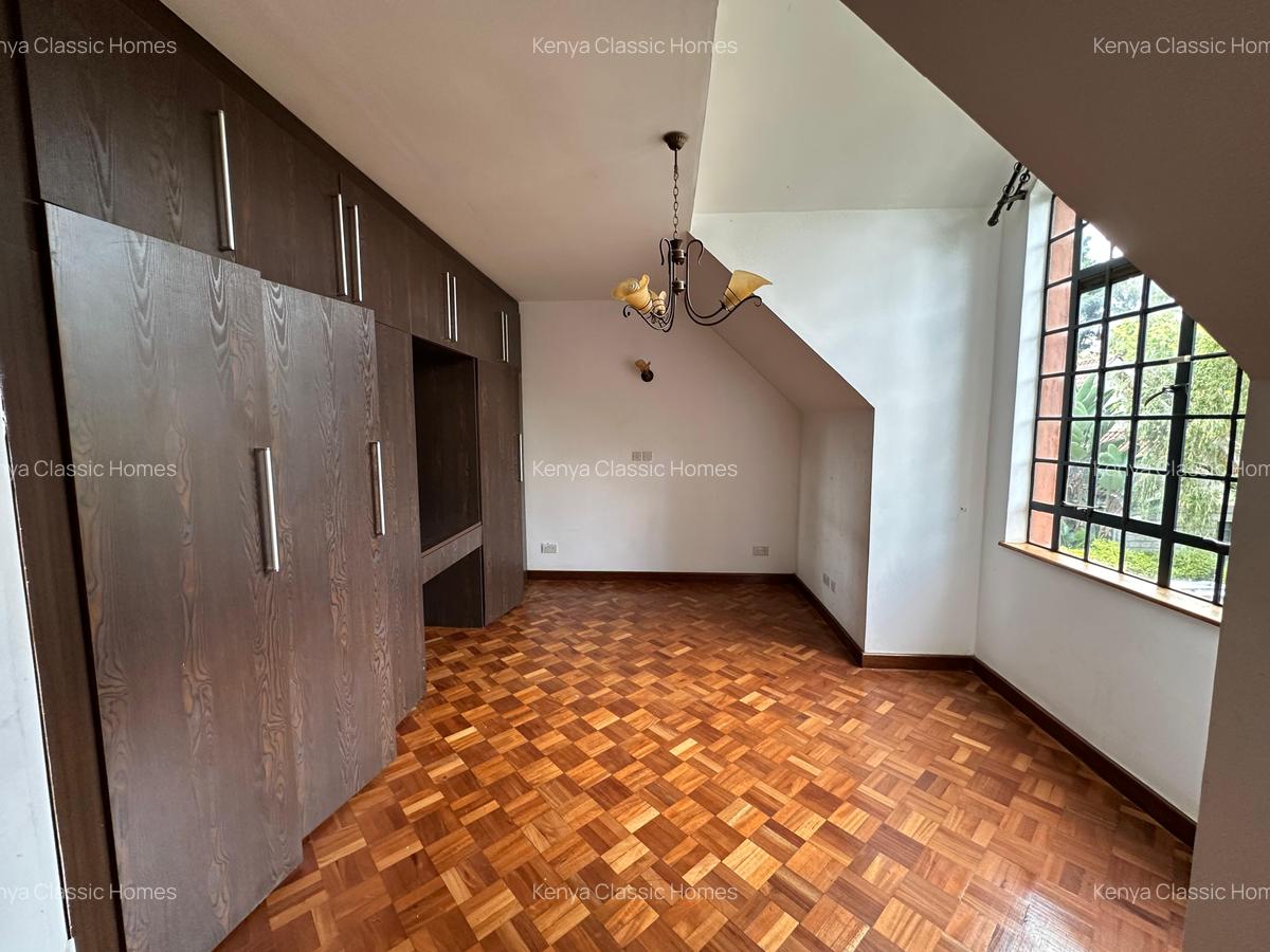 4 Bed Villa with En Suite at Lavington - 12