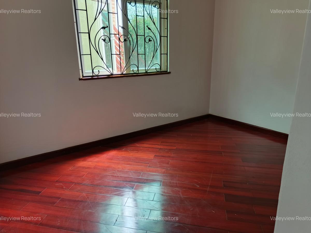 5 Bed Townhouse with En Suite at Lavington - 8