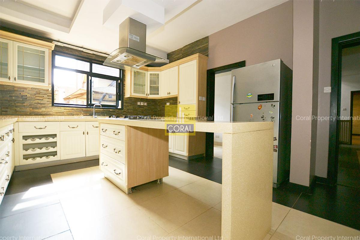 5 Bed Townhouse with En Suite in Lavington - 3