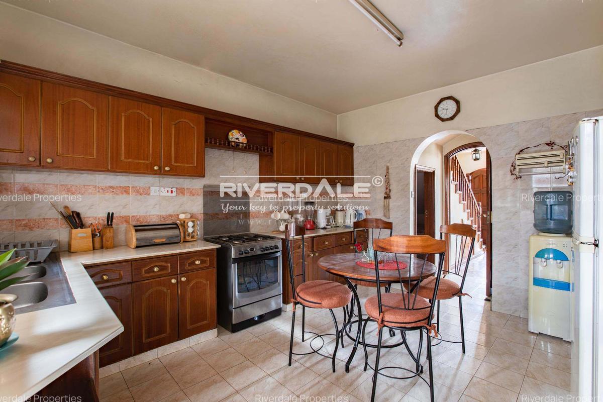 4 Bed Townhouse with En Suite in Westlands Area - 2