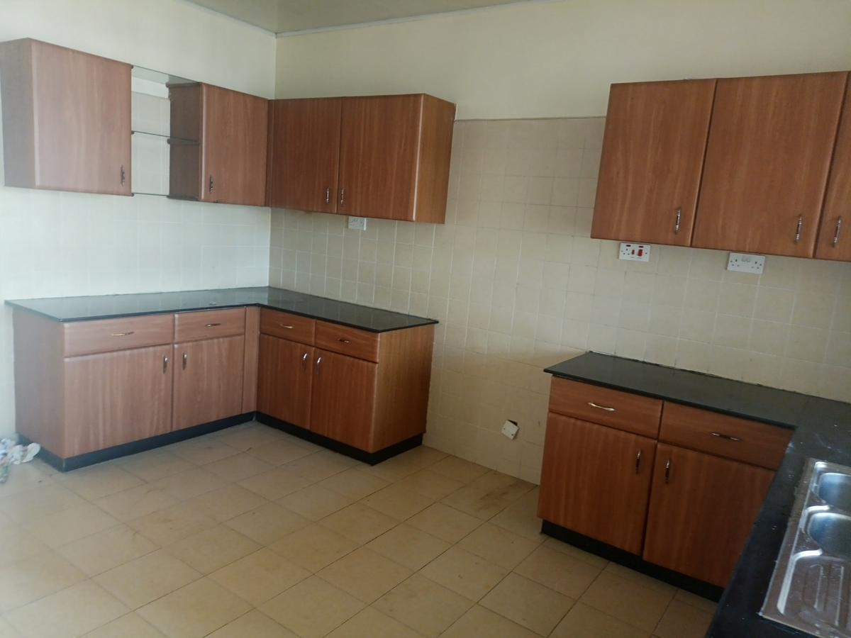 Serviced 3 Bed Apartment with En Suite at Dennis Pritt - 11