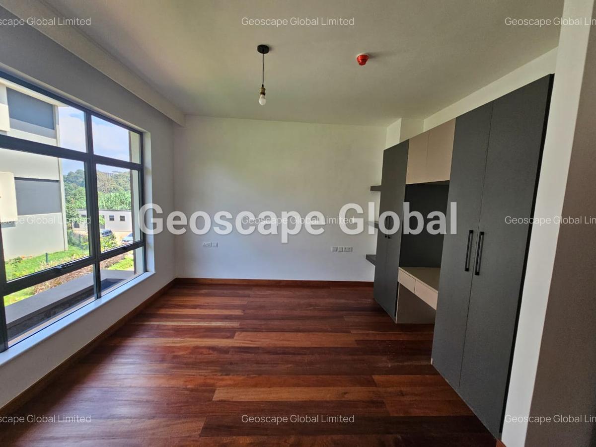 4 Bed Townhouse with En Suite in Rosslyn - 2