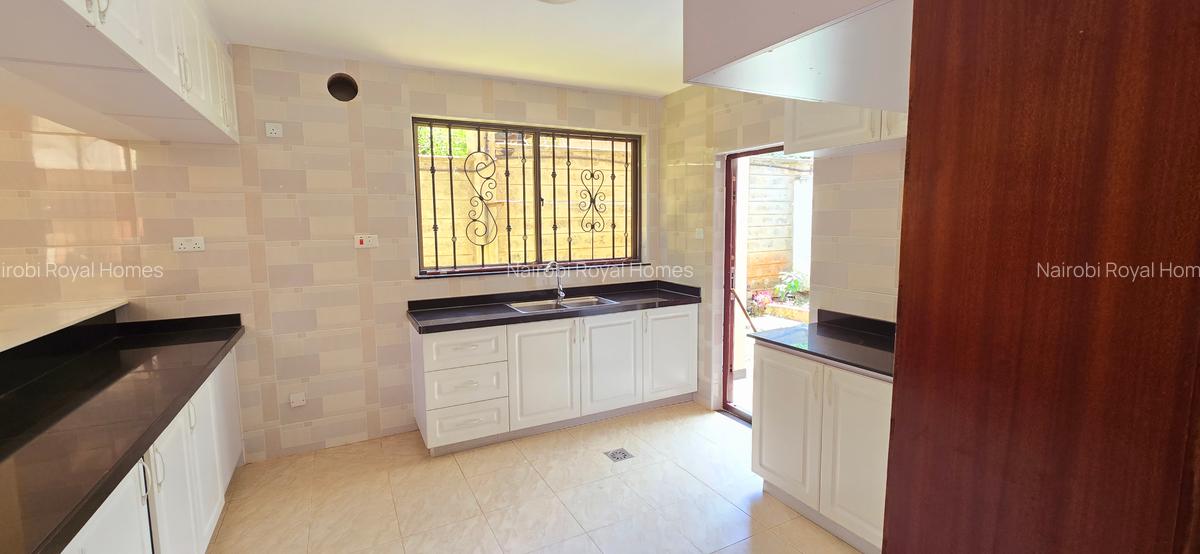 5 Bed Townhouse with En Suite at Lavington - 10