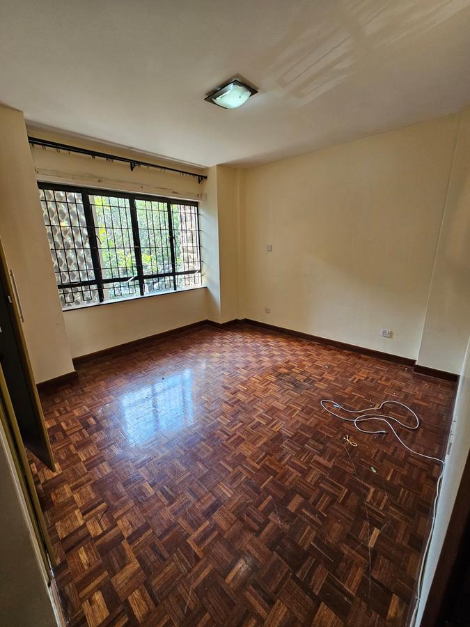 3 Bed Apartment with En Suite at Lavington - 19