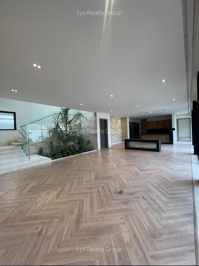 5 Bed Villa with En Suite in Brookside - 3