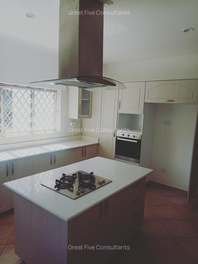 5 Bed Villa with En Suite in Runda - 3