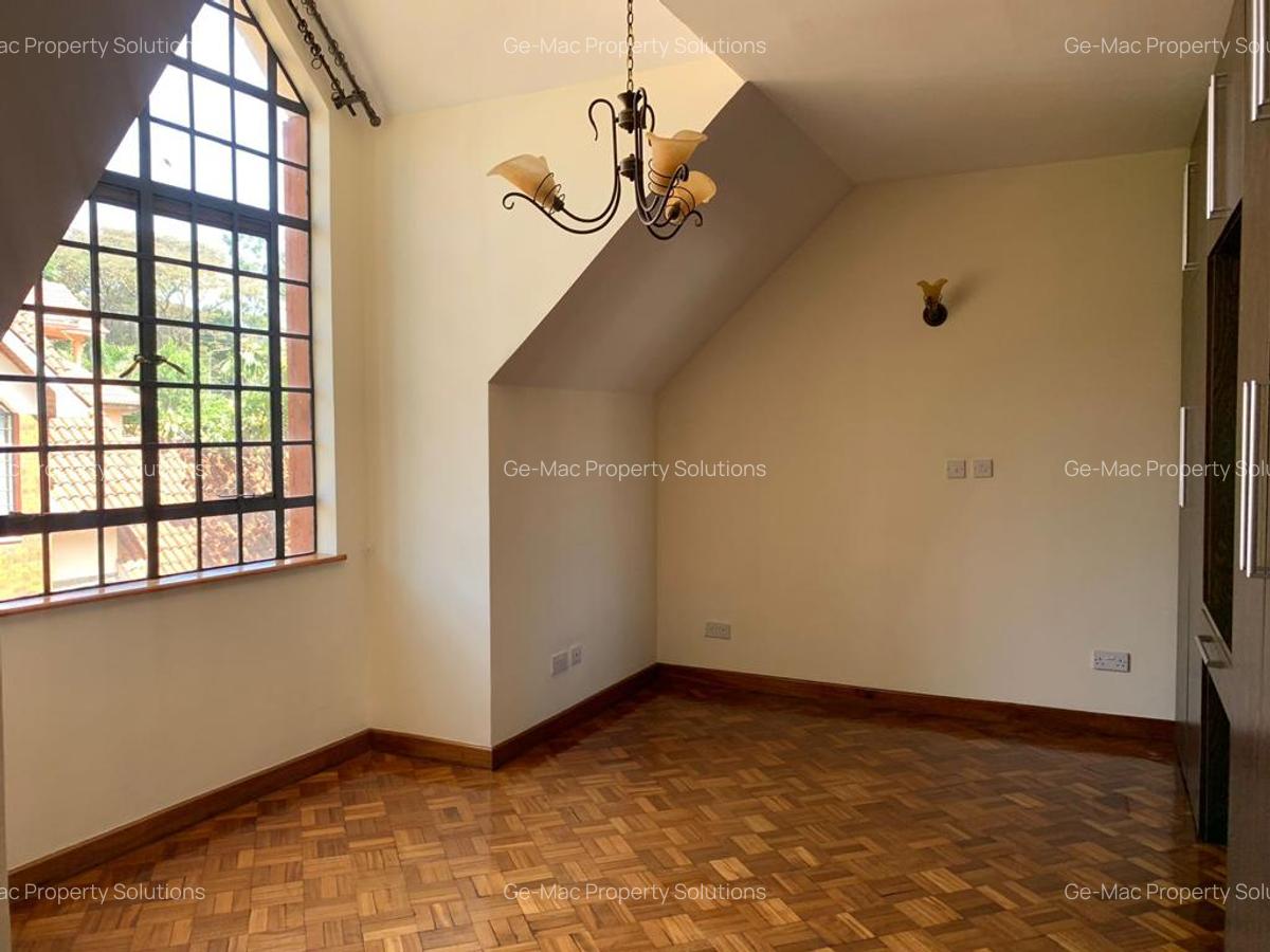 5 Bed House with En Suite in Lavington - 19