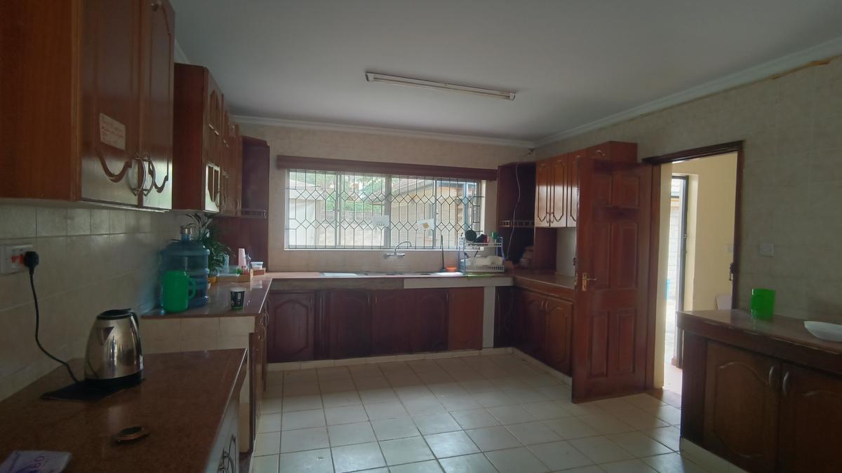 5 Bed House with En Suite at Lavington - 5