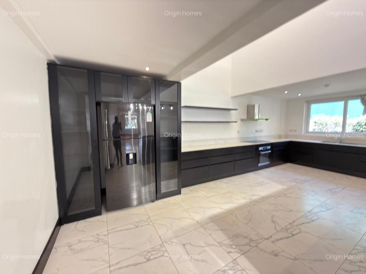 5 Bed House with En Suite in Runda - 9