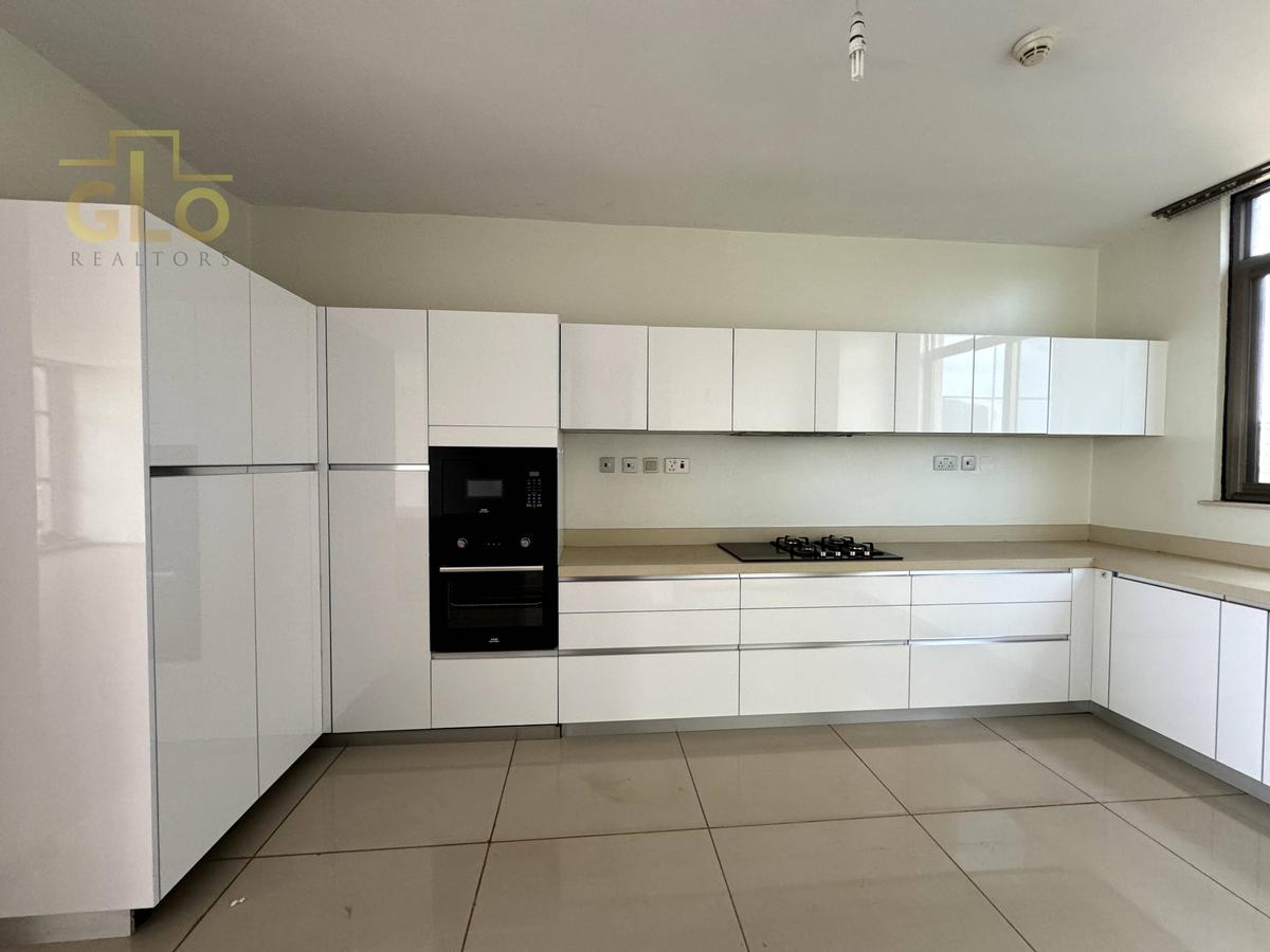 3 Bed Apartment with En Suite in Parklands - 7