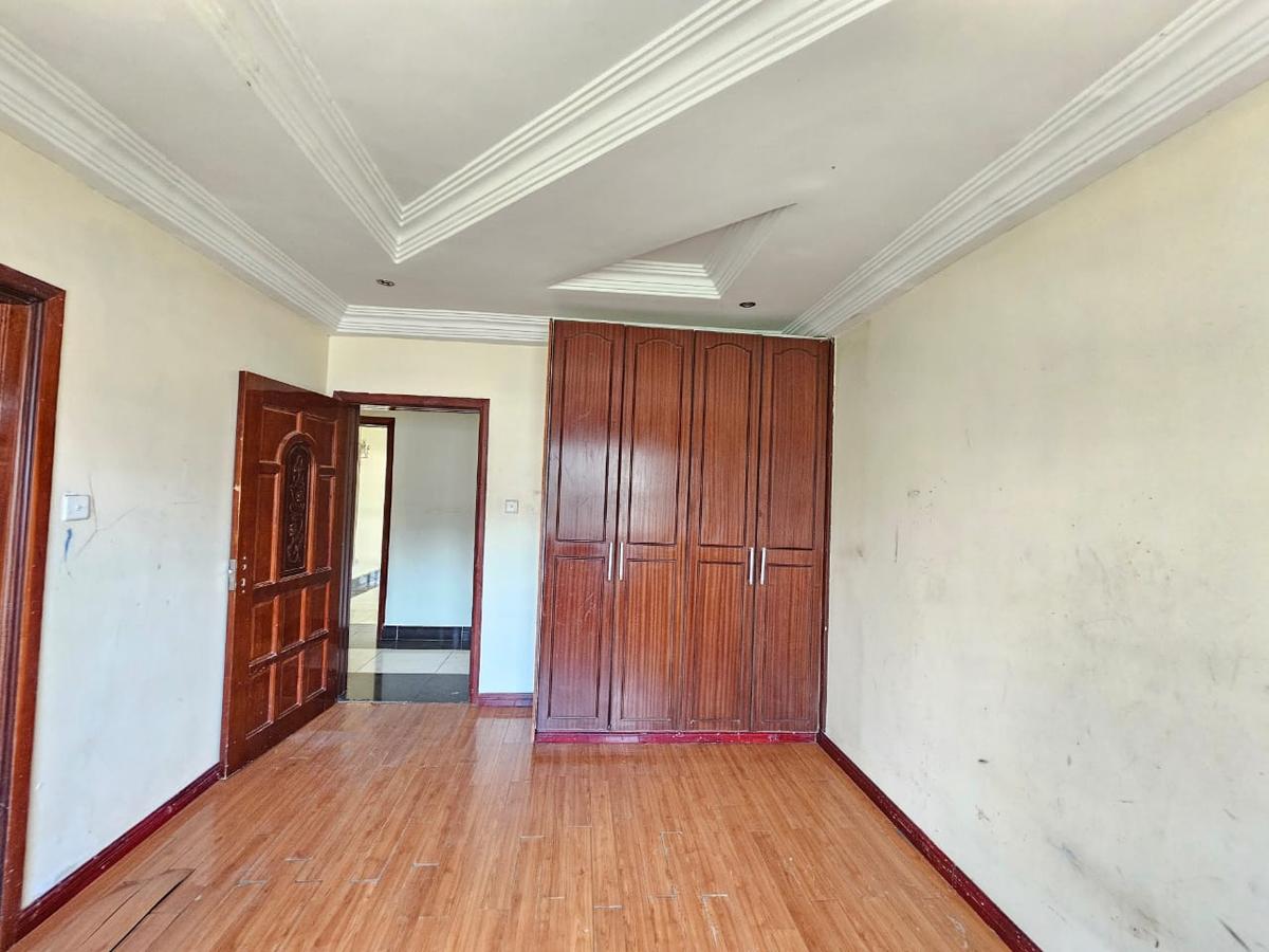 5 Bed House with En Suite in Lavington - 11