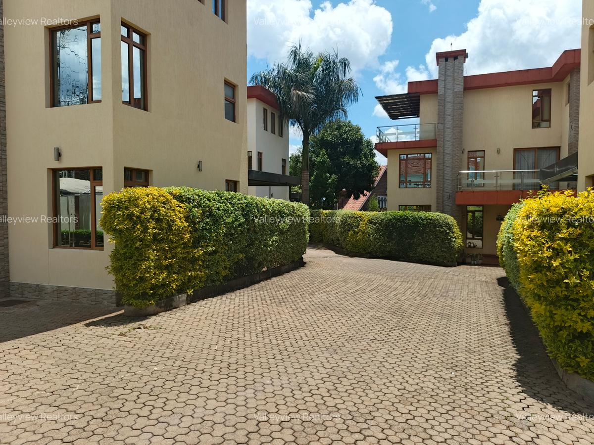 5 Bed Townhouse with En Suite at Lavington - 9