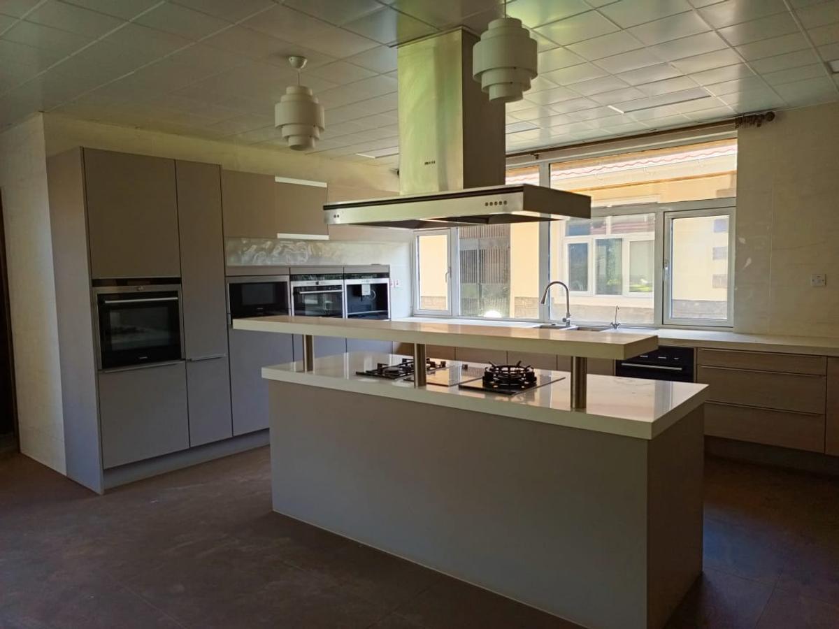 5 Bed House with En Suite in Runda - 14