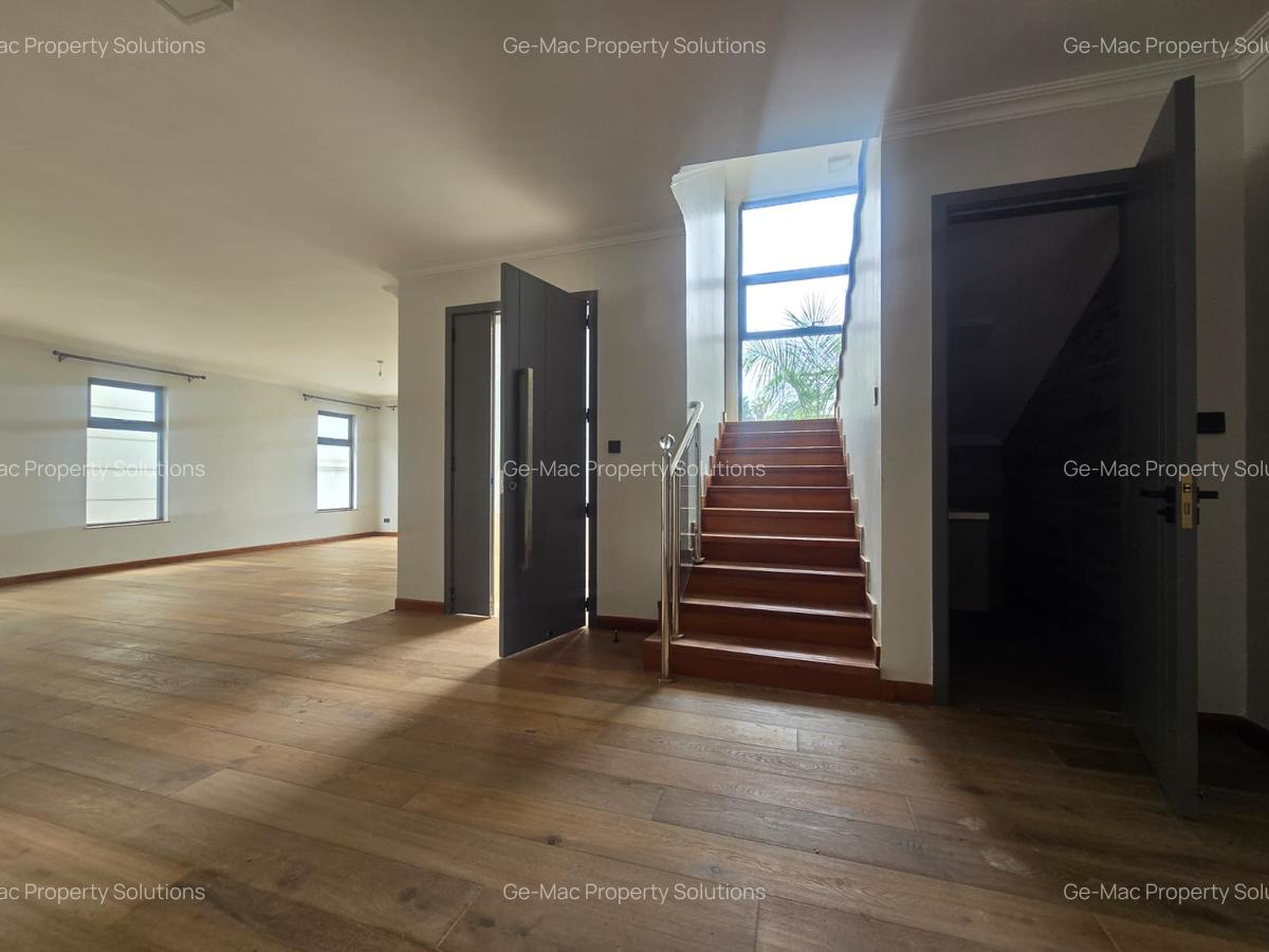 5 Bed House with En Suite in Lavington - 9