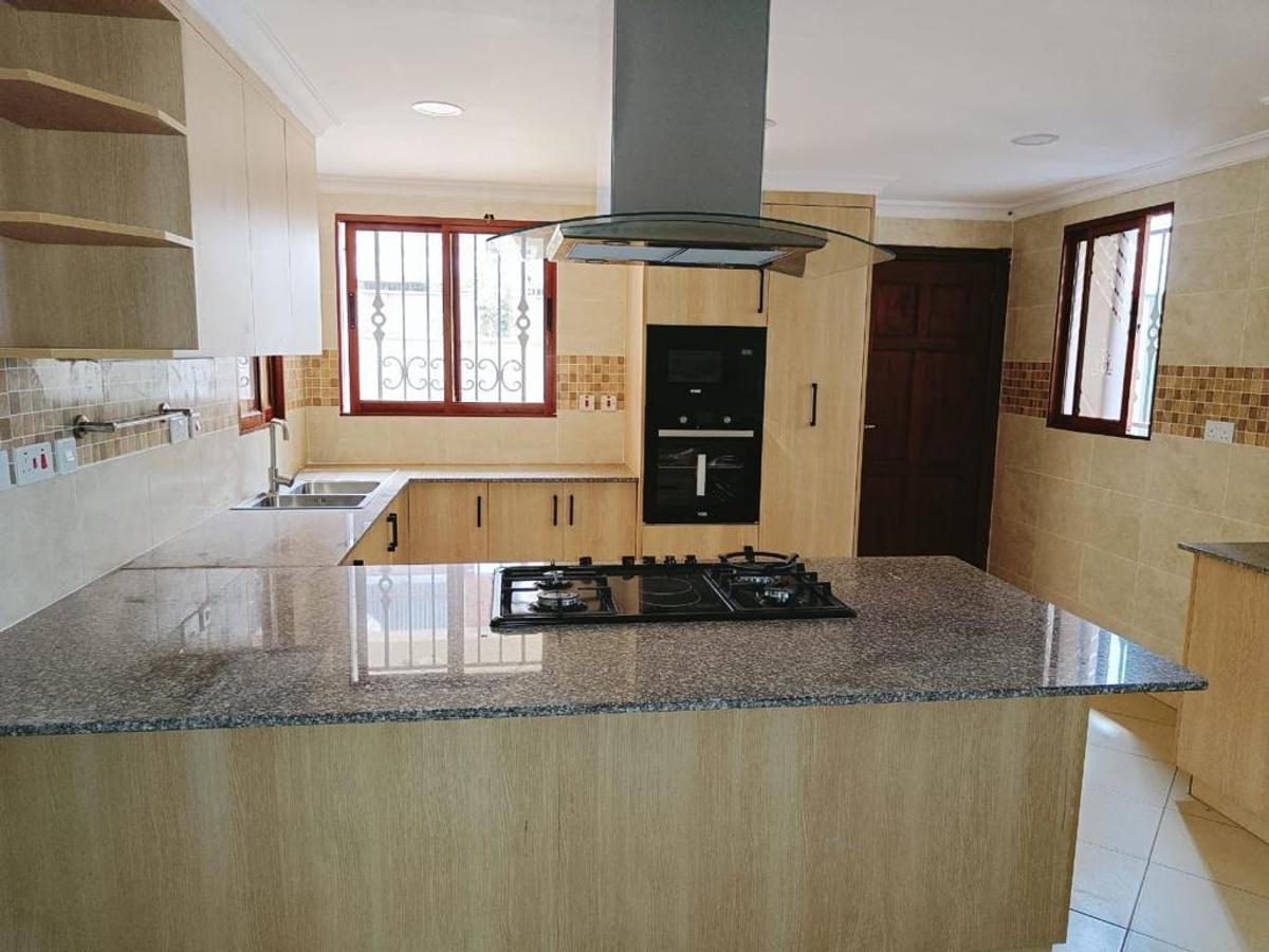 5 Bed House with En Suite in Spring Valley - 7