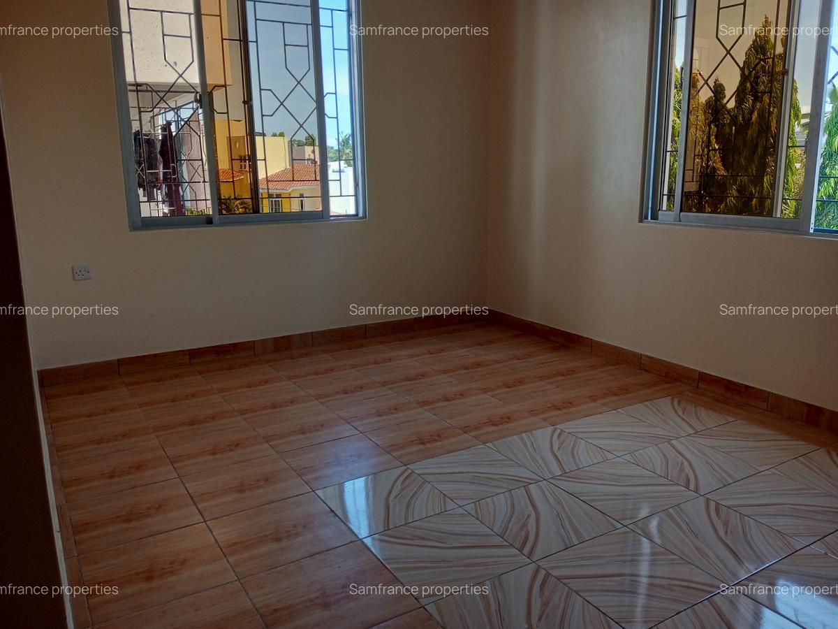 3 Bed Apartment with Parking at Beach Road - 2