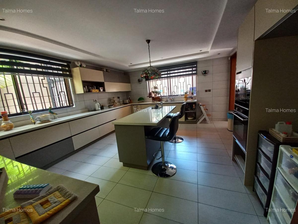 5 Bed Townhouse with En Suite at Lavington - 16