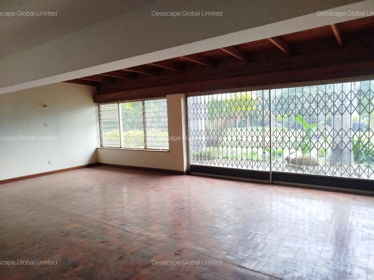 7 Bed House with En Suite in Lavington - 12