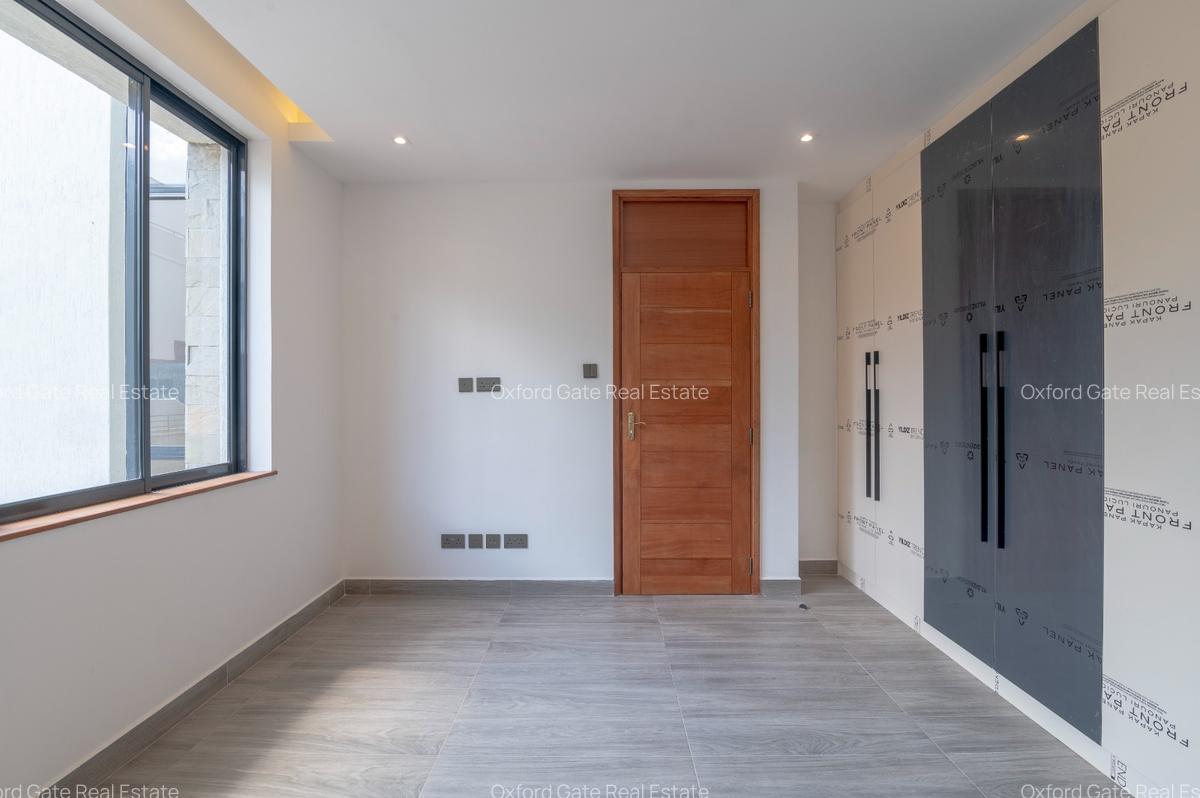 5 Bed Townhouse with En Suite at Lavington - 9