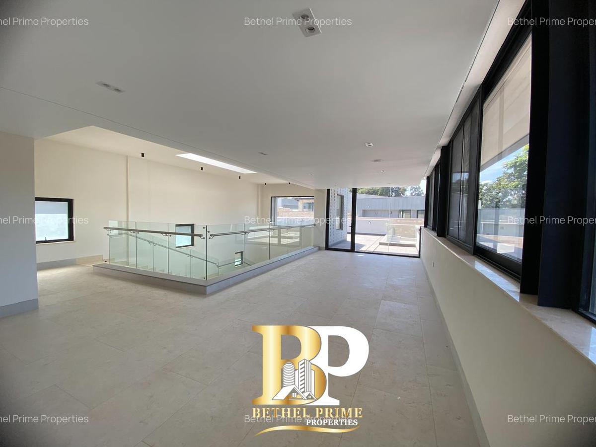5 Bed Townhouse with En Suite in Brookside - 4