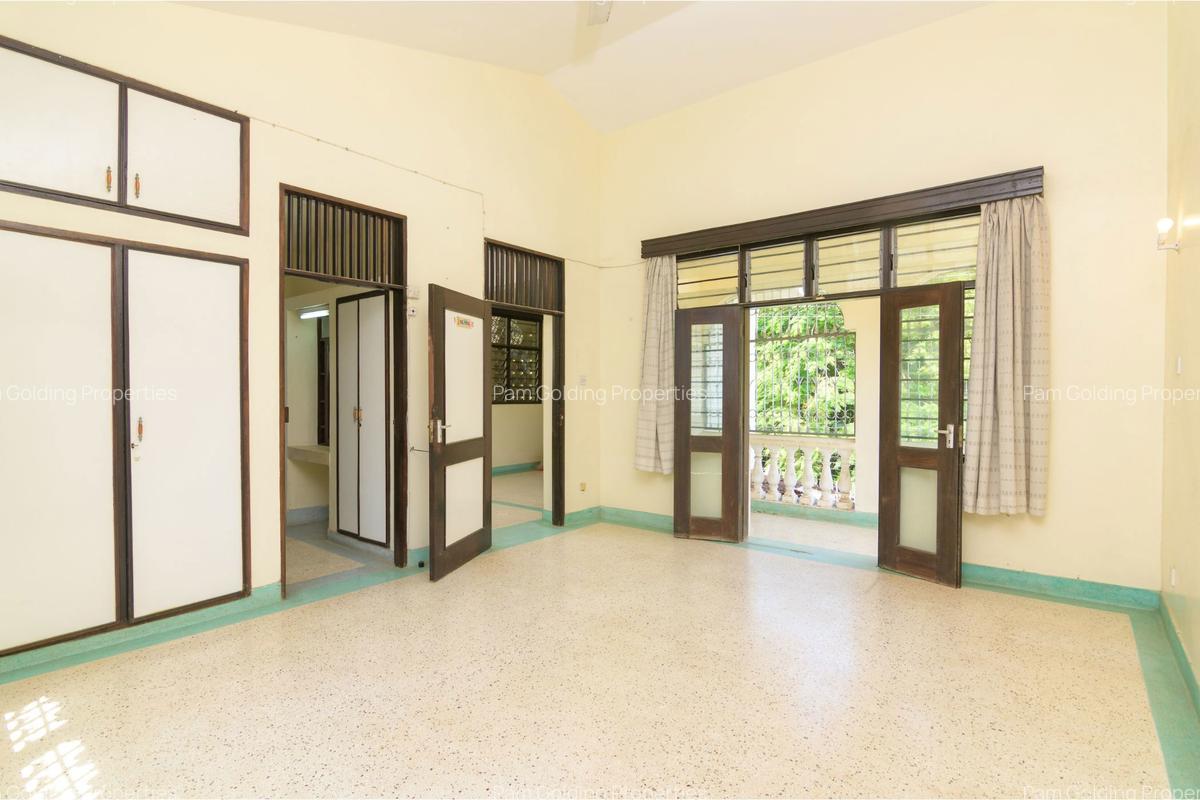 4 Bed Townhouse with Garden at Neem Avenue - 6