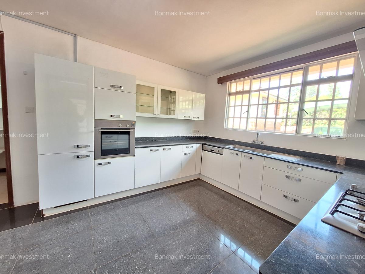 4 Bed Townhouse with En Suite at Rossylin Heights - 8