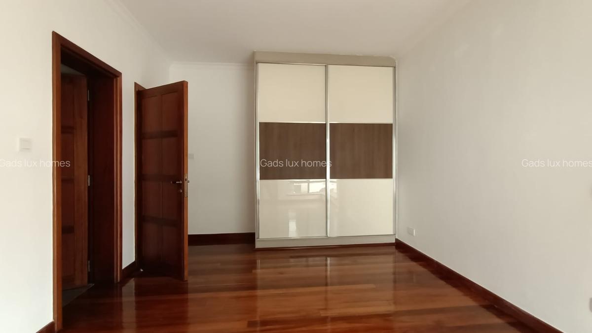 4 Bed Villa with En Suite at Lavington - 15