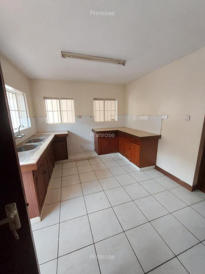 4 Bed Townhouse with En Suite in Spring Valley - 10