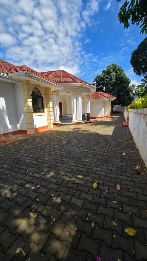 4 Bed House with En Suite in Runda - 2